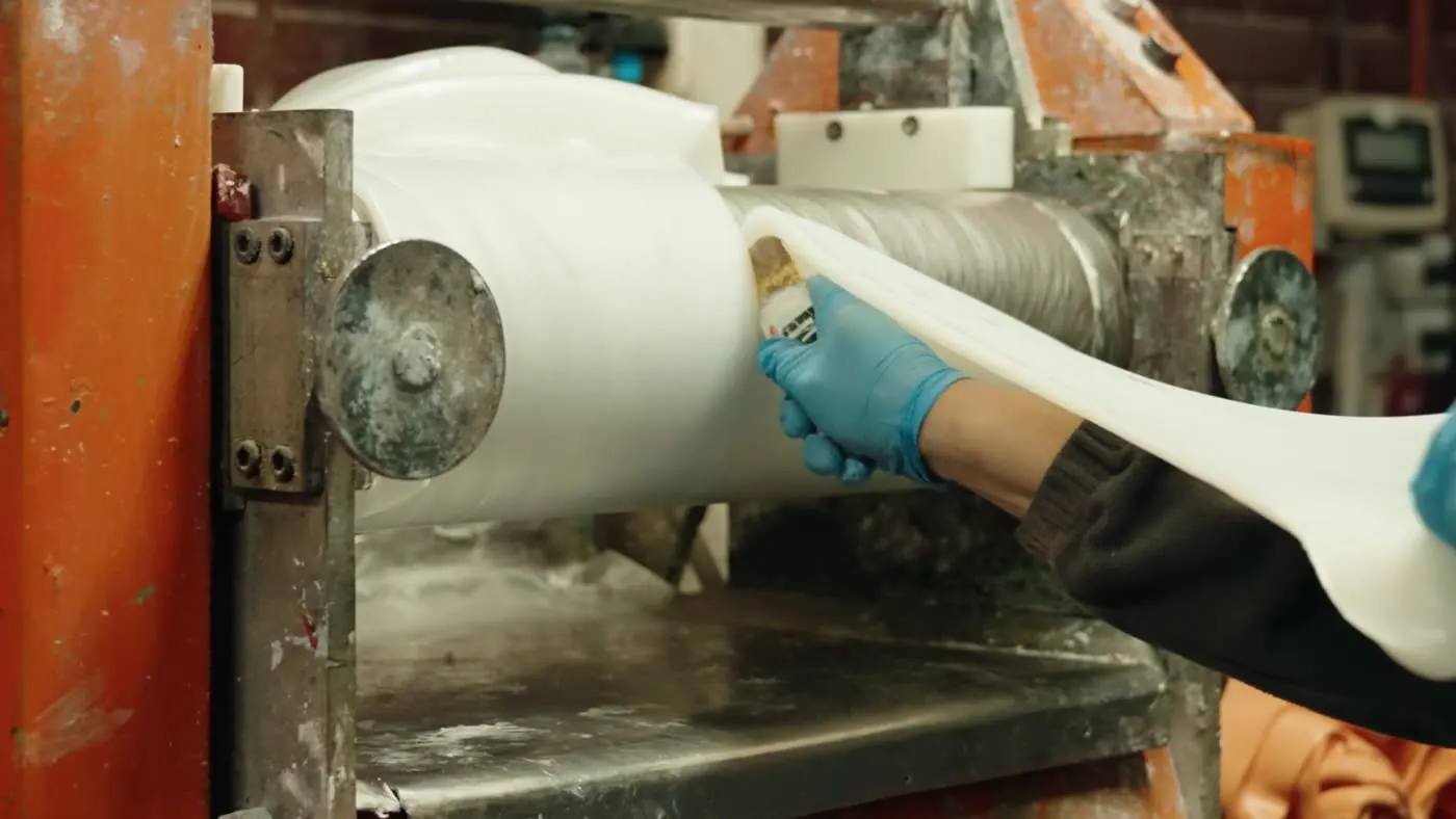 Operaria trabajando silicona en la planta de Silpak